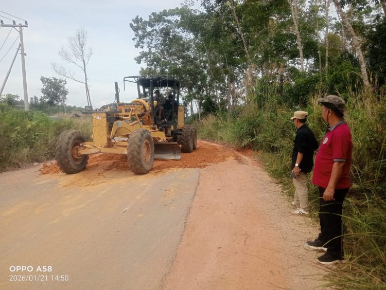 Camat Sanaman Mentikei Gandeng Perusahaan Perbaiki Jalan