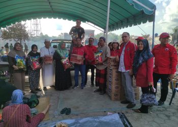 Ketua DPC PDI – Perjuangan Beserta Pengurus Fraksi Berikan Bantuan Korban Kebakaran