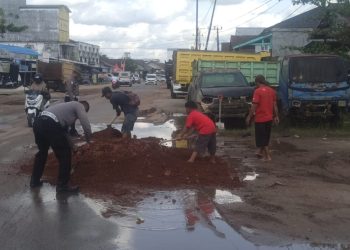 Demi Keselamatan Pengendara, Satlantas Polres Katingan Tambal Jalan Berlubang 