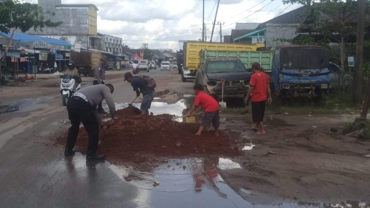 Demi Keselamatan Pengendara, Satlantas Polres Katingan Tambal Jalan Berlubang 
