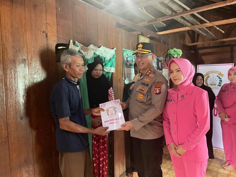 Polres dan Bhayangkari Seruyan Bersinergi Salurkan Sembako untuk Warga Membutuhkan