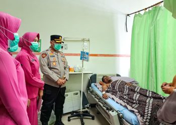 Kapolres Katingan Jenguk Anggota Sakit, Beri Motivasi Sembuh