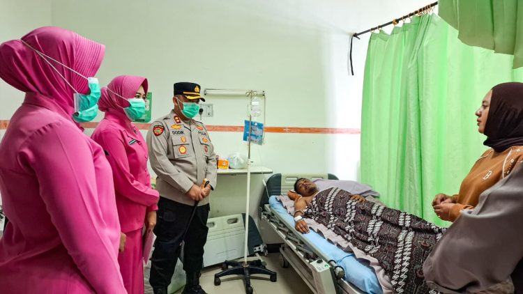 Kapolres Katingan Jenguk Anggota Sakit, Beri Motivasi Sembuh