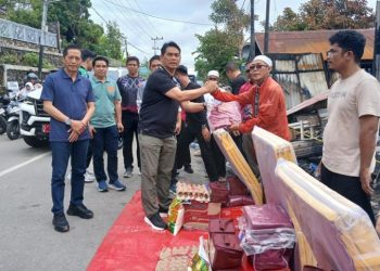 Bupati Barut Turun Langsung Berikan Bantuan Pribadi Kepada Penyewa Rumah Terdampak Kebakaran