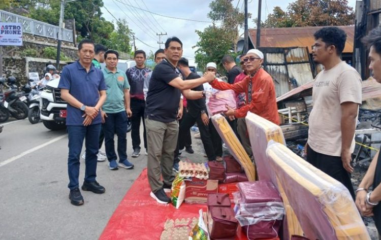 Bupati Barut Turun Langsung Berikan Bantuan Pribadi Kepada Penyewa Rumah Terdampak Kebakaran