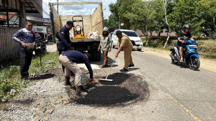 Dinas PUPR Barut  Bertindak Cepat Perbaiki Jalan Terkait Keluhan Warga di Medsos