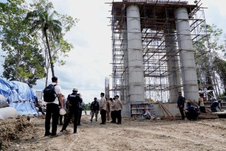 Bupati dan Wabup Barut Tinjau Lokasi Pembangunan Jembatan Penghubung di Kecamatan Montallat