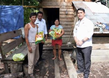 Bupati Shalahuddin Berikan Bantuan Sosial Kepada Warga di Desa Benangin