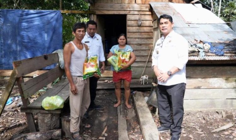 Bupati Shalahuddin Berikan Bantuan Sosial Kepada Warga di Desa Benangin