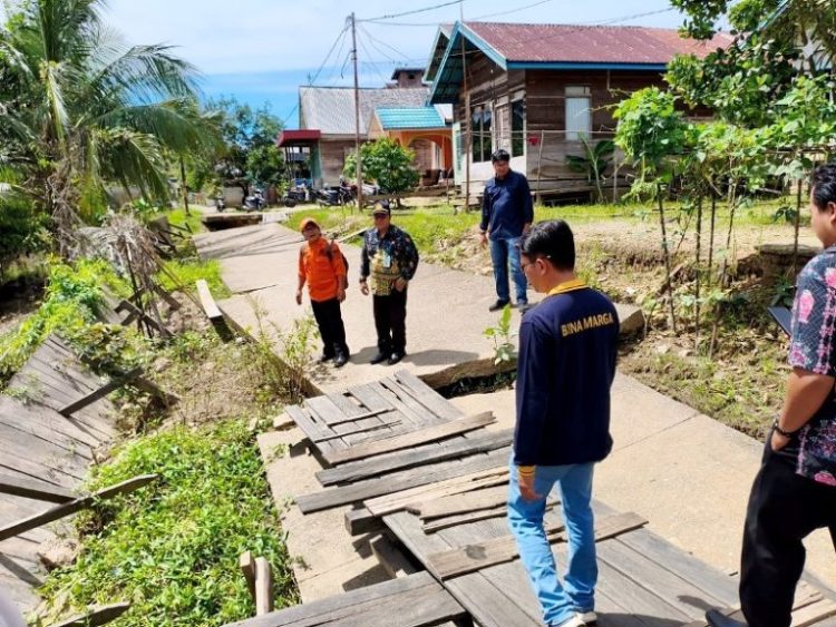 BPBD Barut Serta Dinas PUPR Tinjau Lokasi Tanah Longsor di Kelurahan Jambu