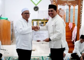 Bupati Shalahuddin serahkan bantuan dana hibah sebesar Rp 1 Milyar untuk pembangunan Masjid Al Munawarah Kelurahan Tumpung Laung II