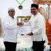 Bupati Shalahuddin serahkan bantuan dana hibah sebesar Rp 1 Milyar untuk pembangunan Masjid Al Munawarah Kelurahan Tumpung Laung II