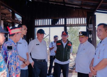 Pemkab Kapuas Serahkan Bantuan Korban Kebakaran Desa Pulau Kupang
