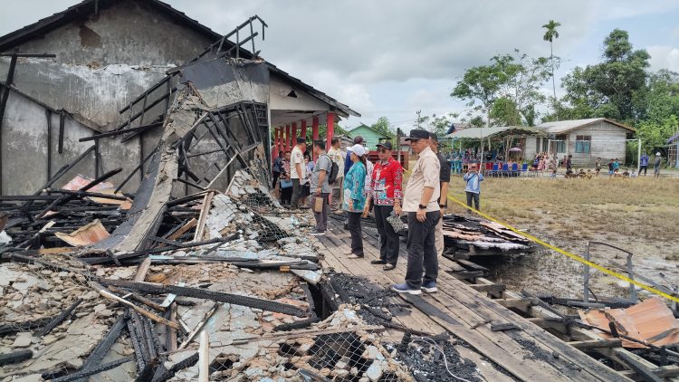 Wabup Kapuas Tinjau Langsung Lokasi Kebakaran SDN 1 Lamunti di Kecamatan Mantangai