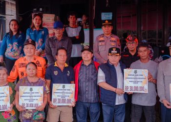 Pemkab Kapuas Serahkan Bantuan Korban Kebakaran di Desa Lawang Kamah