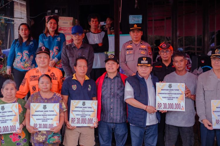 Pemkab Kapuas Serahkan Bantuan Korban Kebakaran di Desa Lawang Kamah