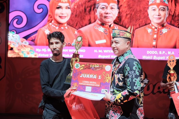 Wabup Kapuas Serahkan Hadiah Para Pemenang Lomba Mural Di Kegiatan HUT Kapuas 2026