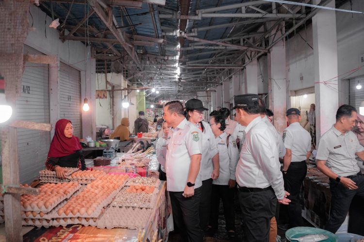 Pemkab Kapuas Tinjau Harga Dan Ketersediaan Bahan Pokok di Pasar Blok R