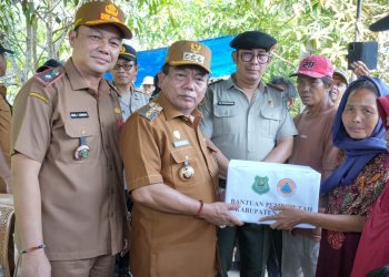 Bupati Kapuas Serahkan Bantuan Korban Kebakaran di Desa Pantai