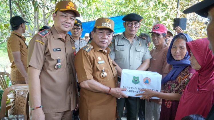 Bupati Kapuas Serahkan Bantuan Korban Kebakaran di Desa Pantai