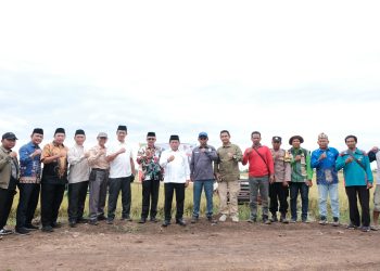 Bupati Kapuas Laksanakan Salat Jumat Berjamaah Sekaligus Hadiri Kegiatan Panen Raya di Desa Terusan Karya