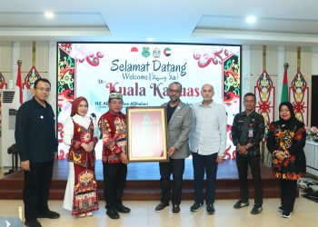 Bupati Kapuas Sambut Kedatangan President Noor Dubai Foundation dan Dubes UEA untuk Indonesia, Penyambutan Dilaksanakan Secara Adat