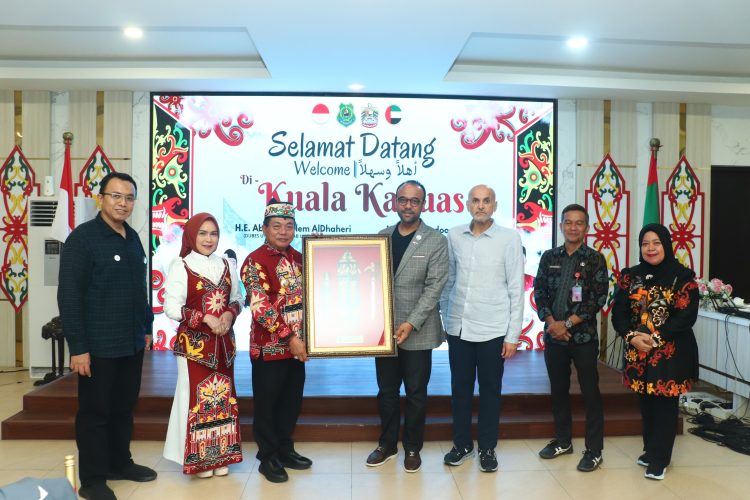 Bupati Kapuas Sambut Kedatangan President Noor Dubai Foundation dan Dubes UEA untuk Indonesia, Penyambutan Dilaksanakan Secara Adat