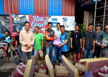 Penyerahan bantuan darurat oleh sekda barut untuk korban kebakaran