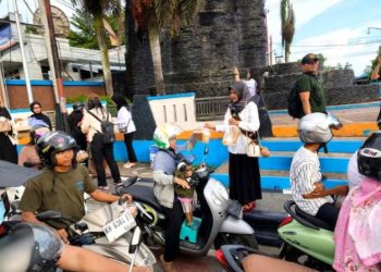 Semarakkan Bulan Suci Ramadhan Disdalduk KB P3A Berbagi Takjil di Bundaran Air Mancur Mtw