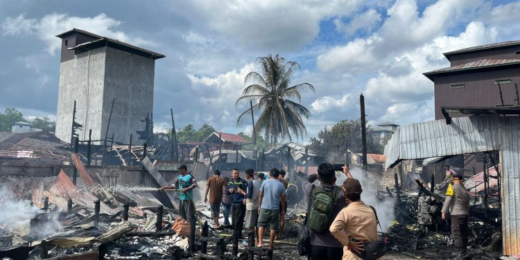 Dua Rumah Dan Toko Di Samba Katung Berkobar