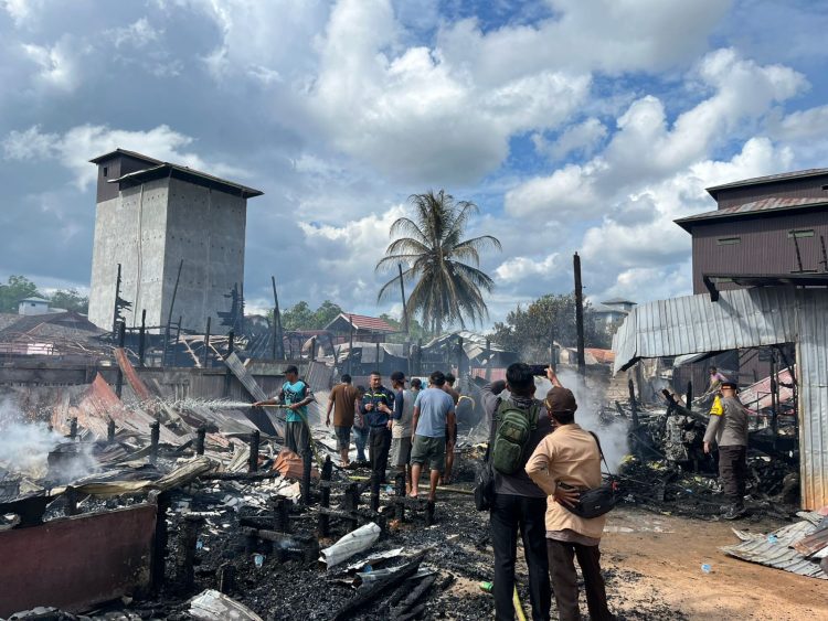 Dua Rumah Dan Toko Di Samba Katung Berkobar