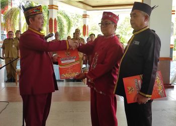 Bupati Saiful, Lantik Dua Damang Di Katingan, Ini Pesannya