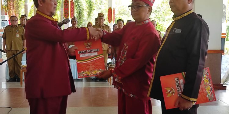 Bupati Saiful, Lantik Dua Damang Di Katingan, Ini Pesannya