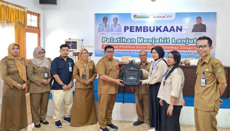 Kadis Disnaker Dan UKm Barut Buka Kegiatan Pelatihan Menjahit Lanjutan Tahun 2026
