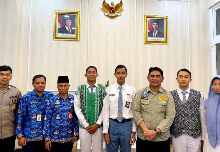 Kepala KesbangPol Berikan Semangat Kepada Dua Peserta Seleksi Paskibraka yang belum berhasil lolos di tingkat Provinsi