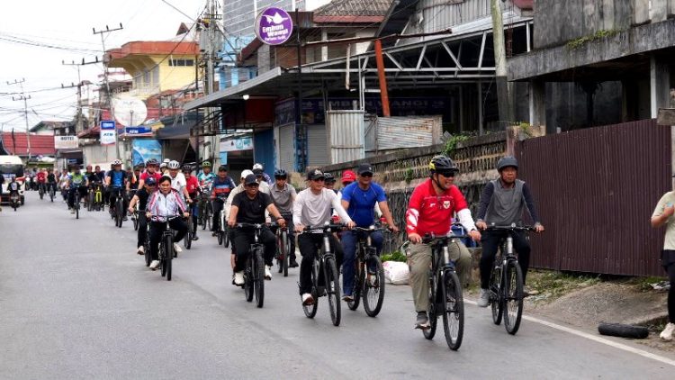 Bupati Barito Utara Manfaatkan Kegiatan Gowes Pagi Sebagai Sarana Untuk Melihat Langsung Kondisi Lapangan