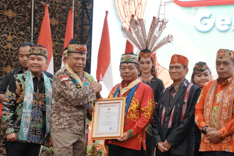 Bupati Kapuas Terima Penghargaan dan Medali Kehormatan Gerdayak Indonesia