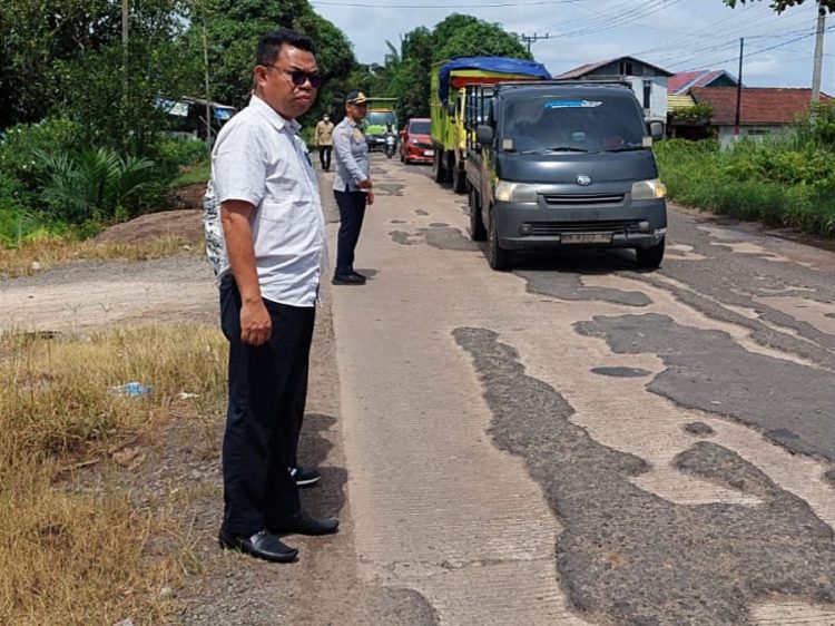 Abdul Hafid Tinjau Perbaikan Jalan HM Arsyad Kotim, Pemprov Kalteng Alokasikan Anggaran Sebesar Rp.10 M