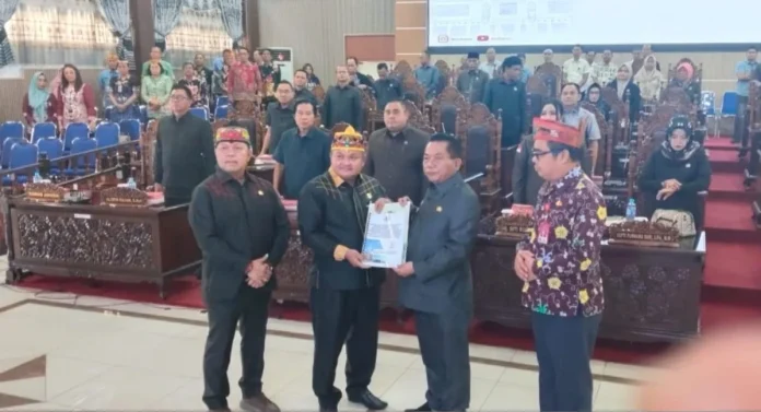 Ketua DPRD Kapuas Sampaikan Pemandangan Umum Fraksi Terhadap Raperda APBD TA 2025