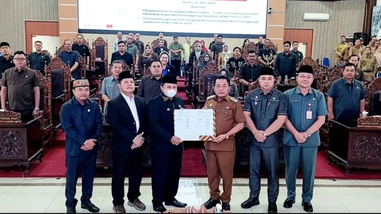 Rapur ke 5 , 7 Fraksi DPRD Kapuas Setujui Raperda Pertanggungjawaban APBD TA 2025