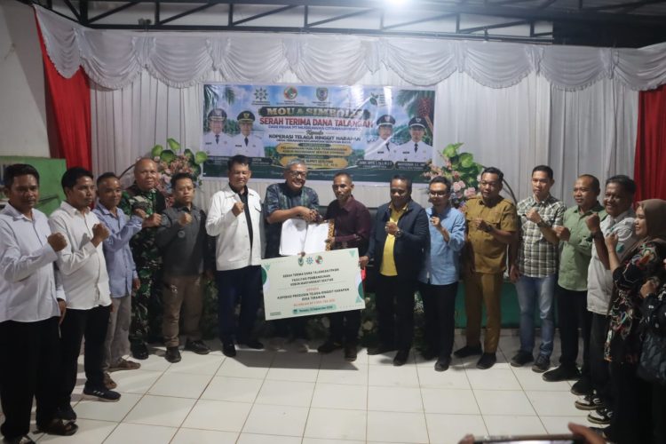Perkuat Kemitraan Perusahaan dan Masyarakat, Bupati Seruyan Saksikan Penyerahan Dana Talangan untuk Koperasi Desa Terawan